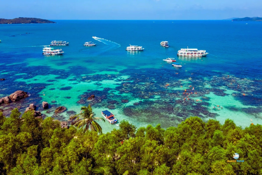 Tourists snorkeling around coral reefs at Phu Quoc Island Vietnam – Auasia Travel